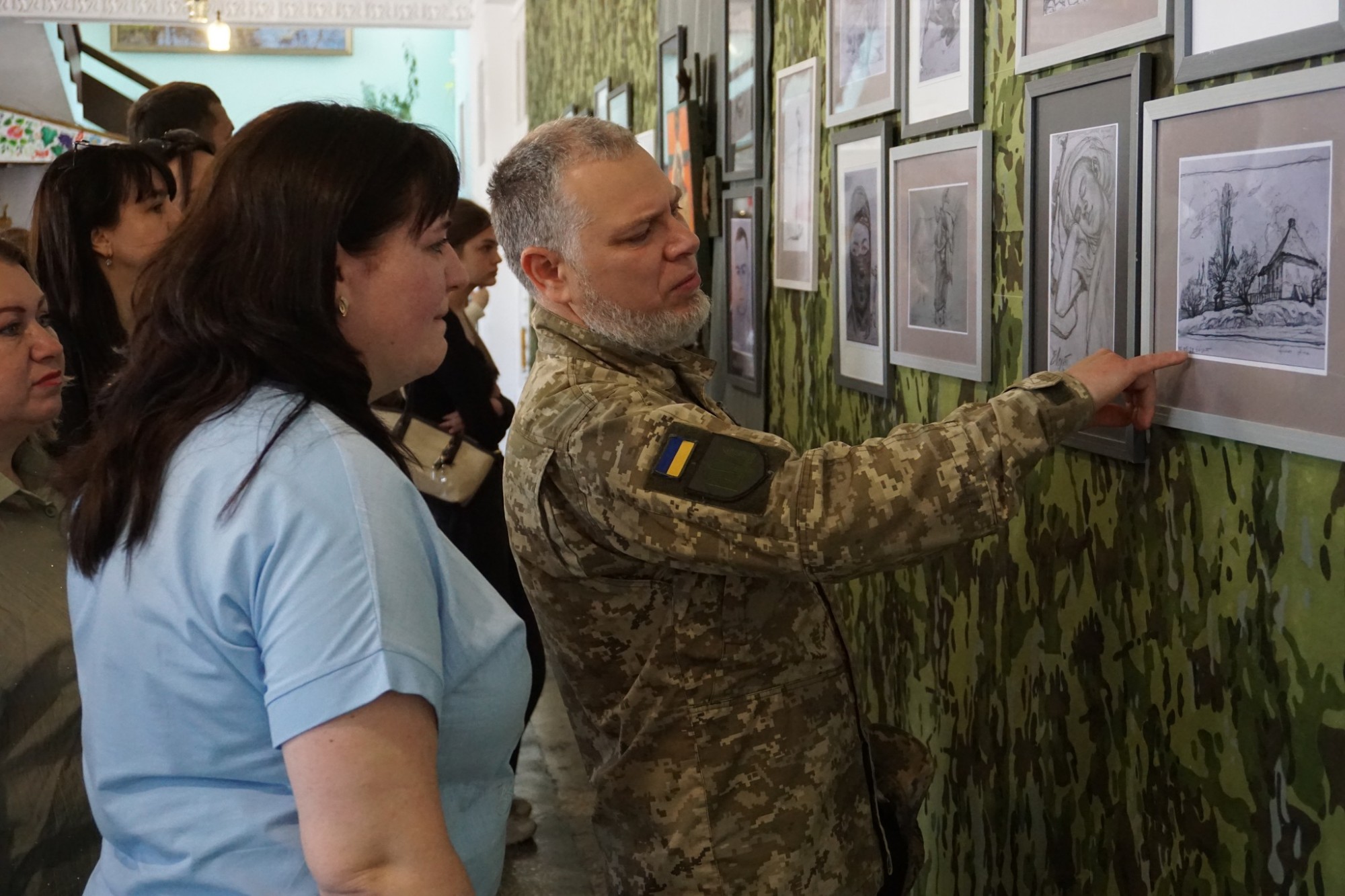 У Гайвороні презентували виставку воїна-митця Василя Теличка-Еверта «Щоденник»