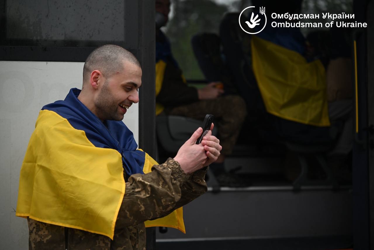 205 українців повернулися з російського полону: перший етап обміну 1000 на 1000