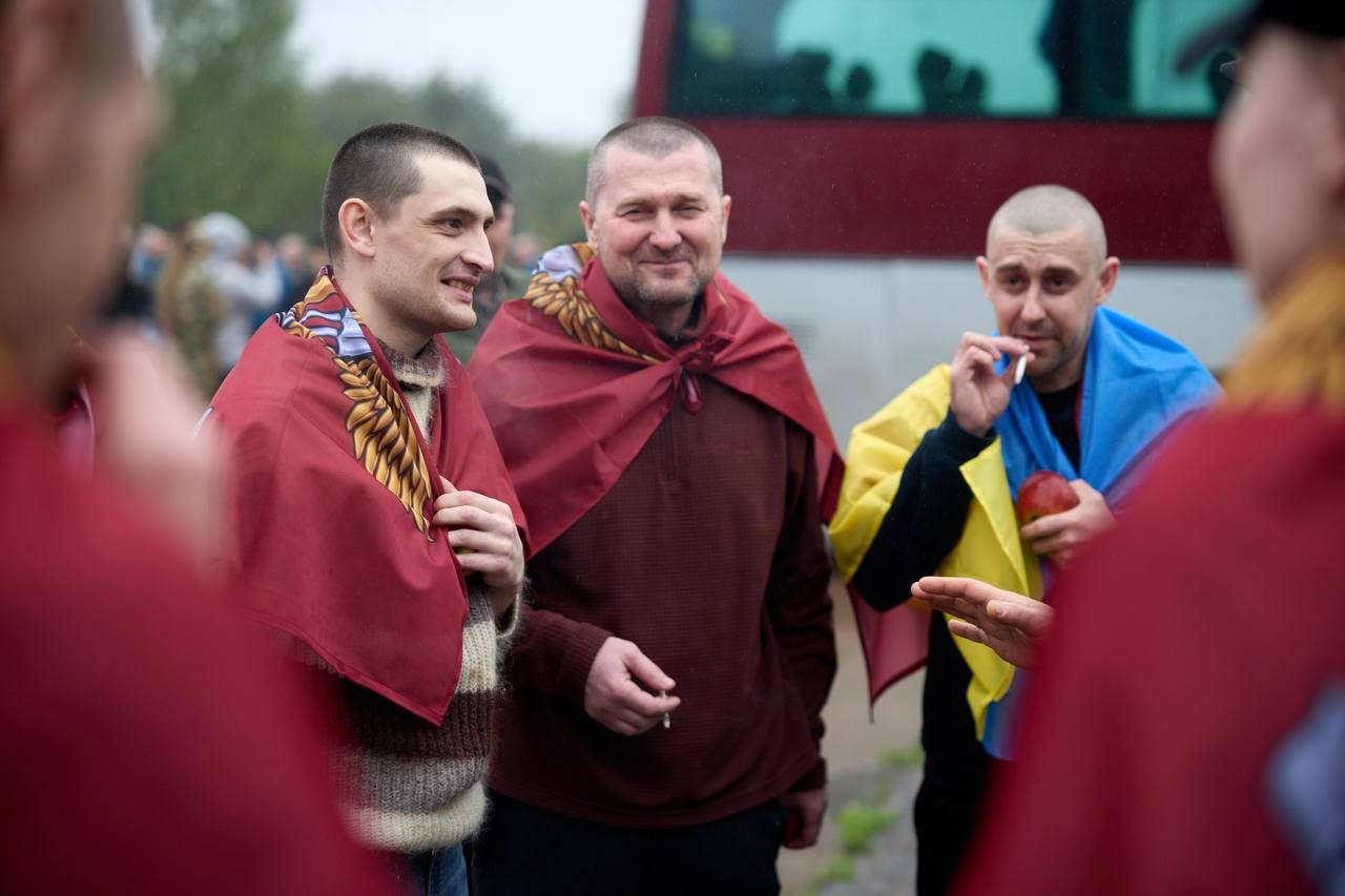 205 українців повернулися з російського полону: перший етап обміну 1000 на 1000