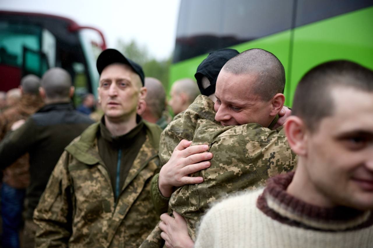 205 українців повернулися з російського полону: перший етап обміну 1000 на 1000