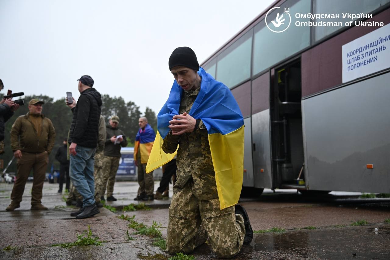 205 українців повернулися з російського полону: перший етап обміну 1000 на 1000