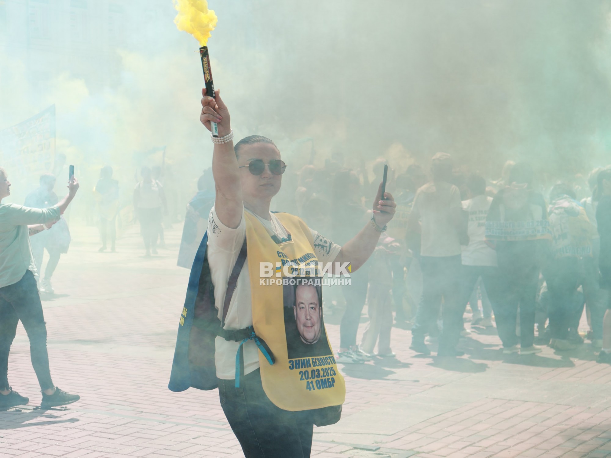 У Кропивницькому розгорнули 380-метровий прапор із фотографіями захисників з Кіровоградщини