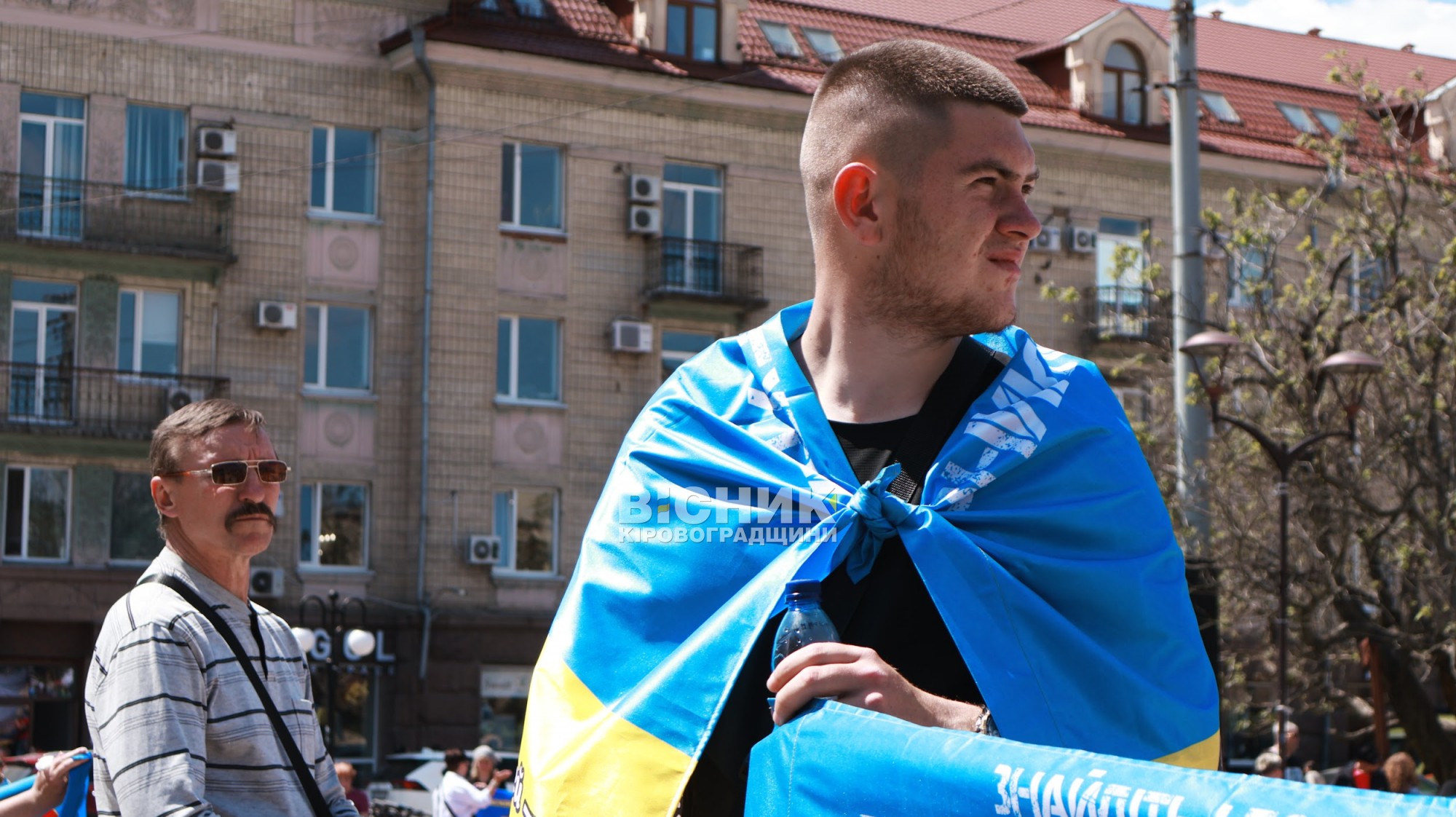 У Кропивницькому розгорнули 380-метровий прапор із фотографіями захисників з Кіровоградщини