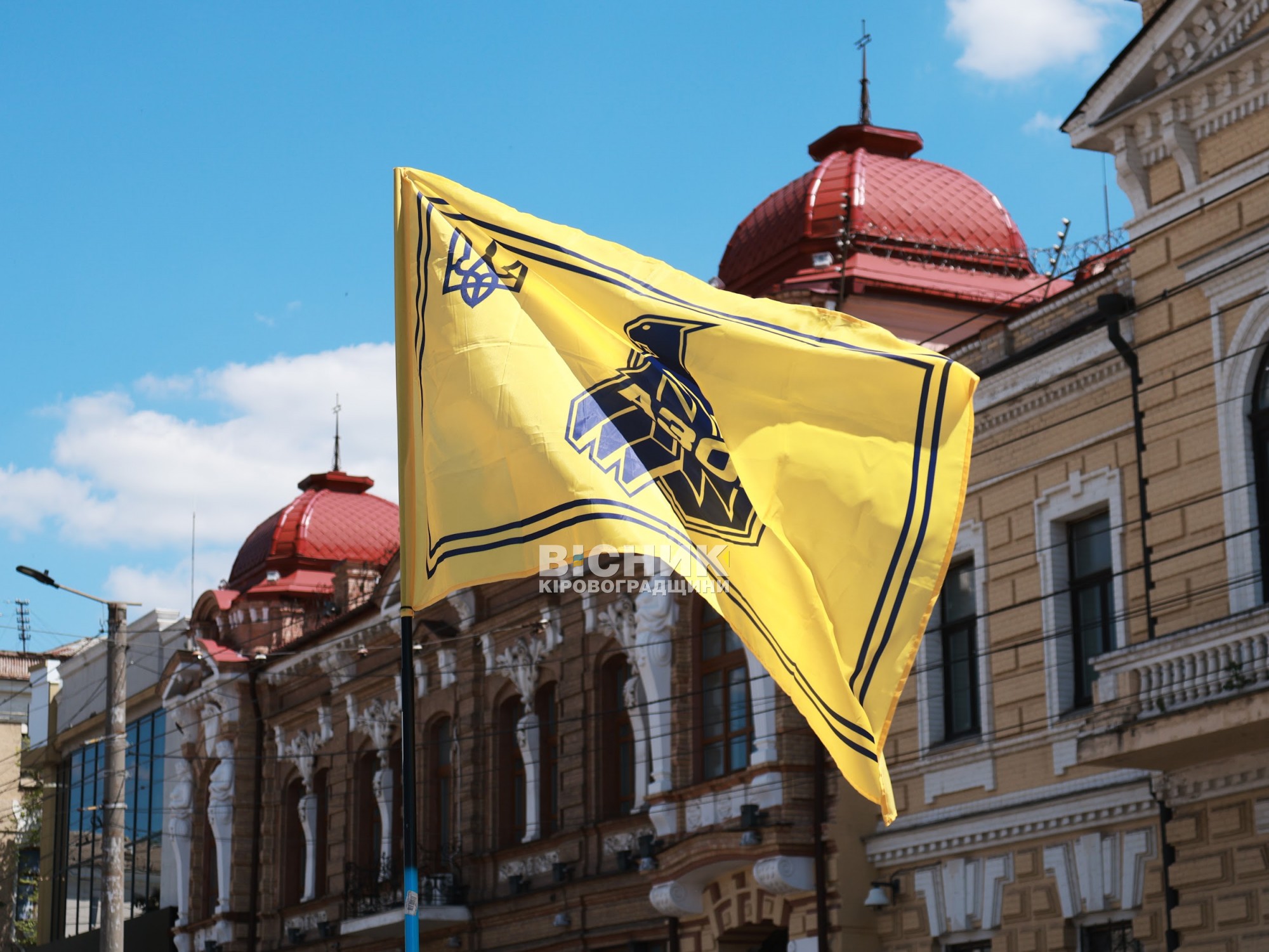 У Кропивницькому розгорнули 380-метровий прапор із фотографіями захисників з Кіровоградщини