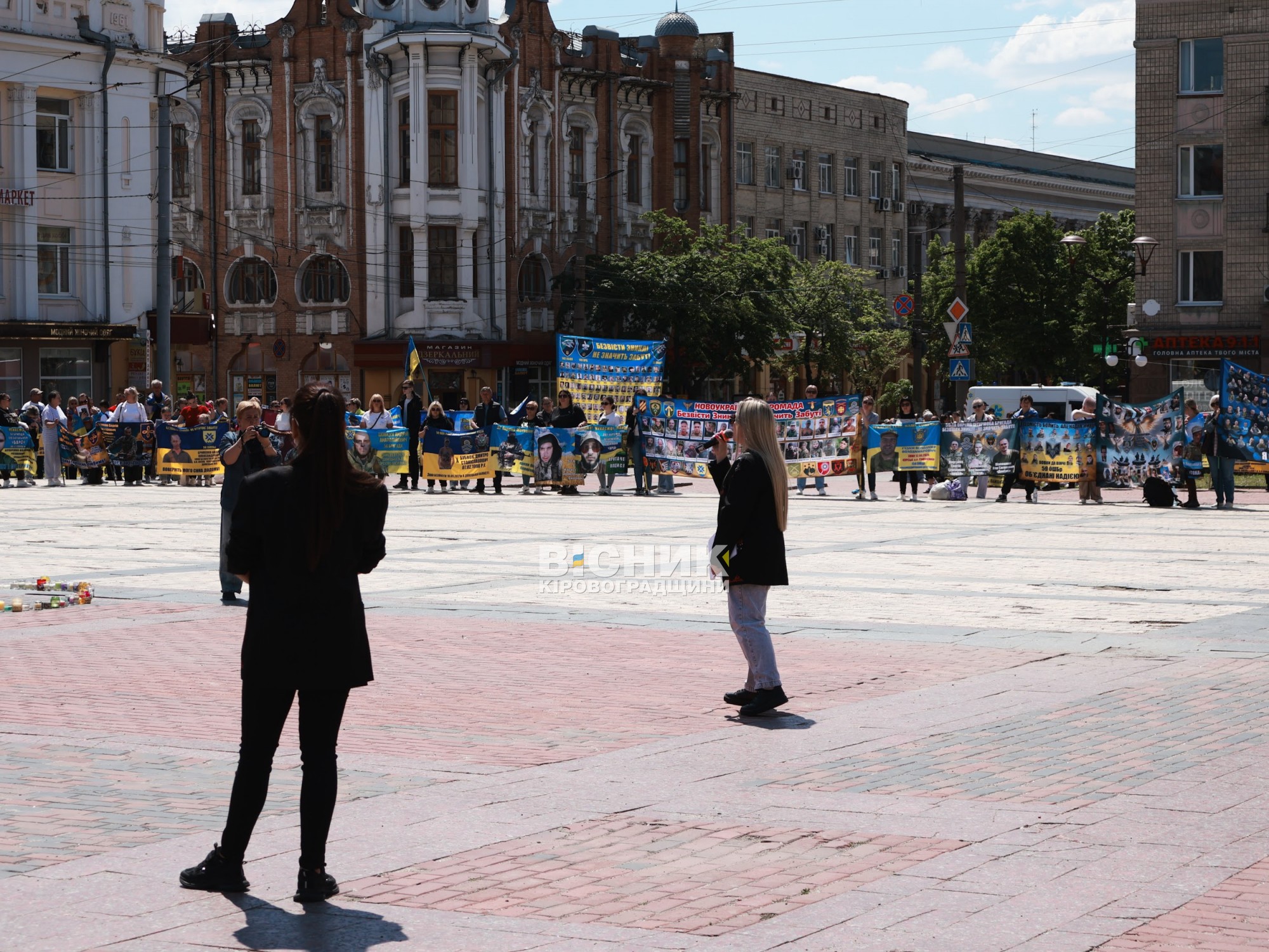 У Кропивницькому розгорнули 380-метровий прапор із фотографіями захисників з Кіровоградщини