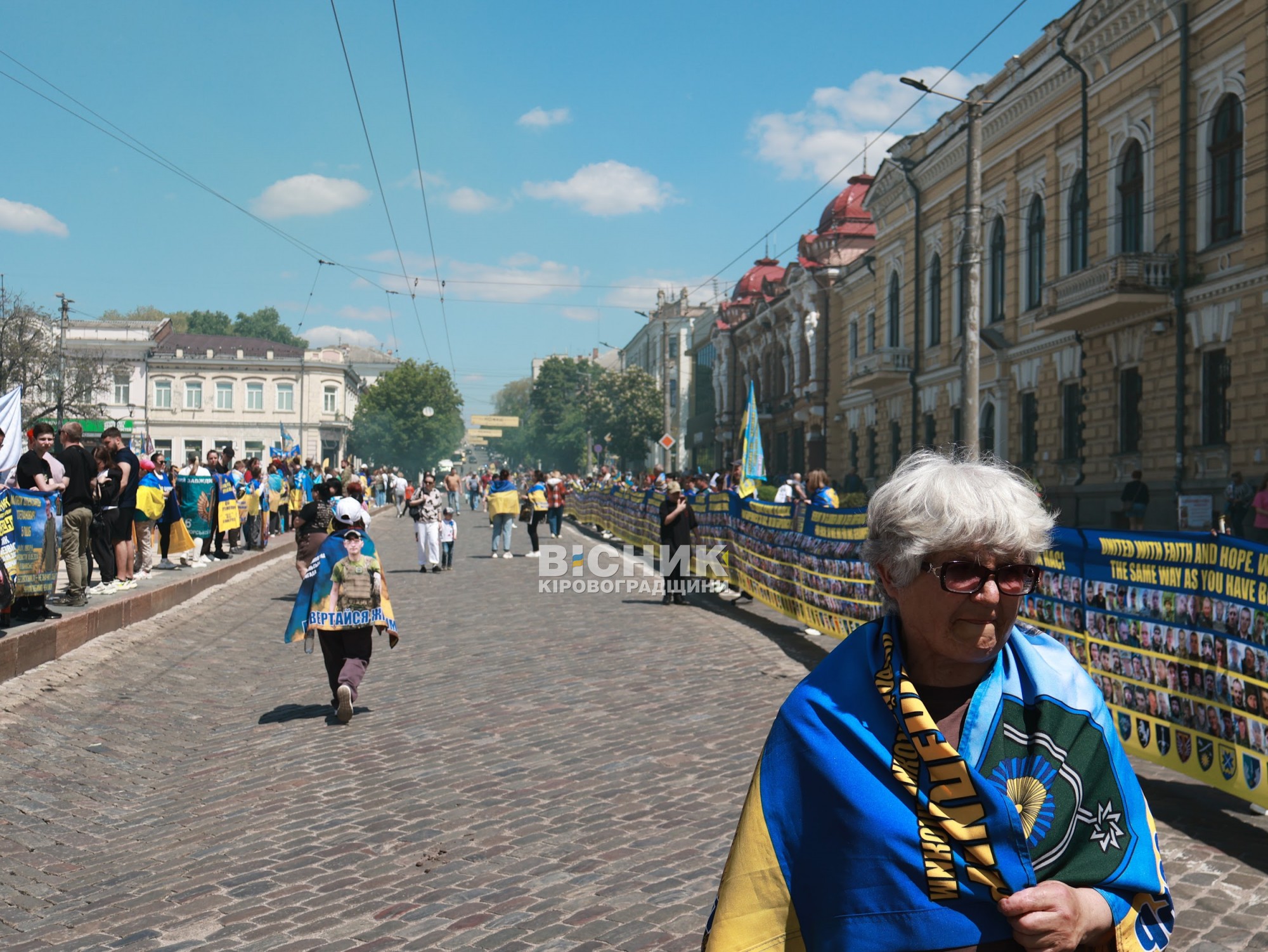 У Кропивницькому розгорнули 380-метровий прапор із фотографіями захисників з Кіровоградщини