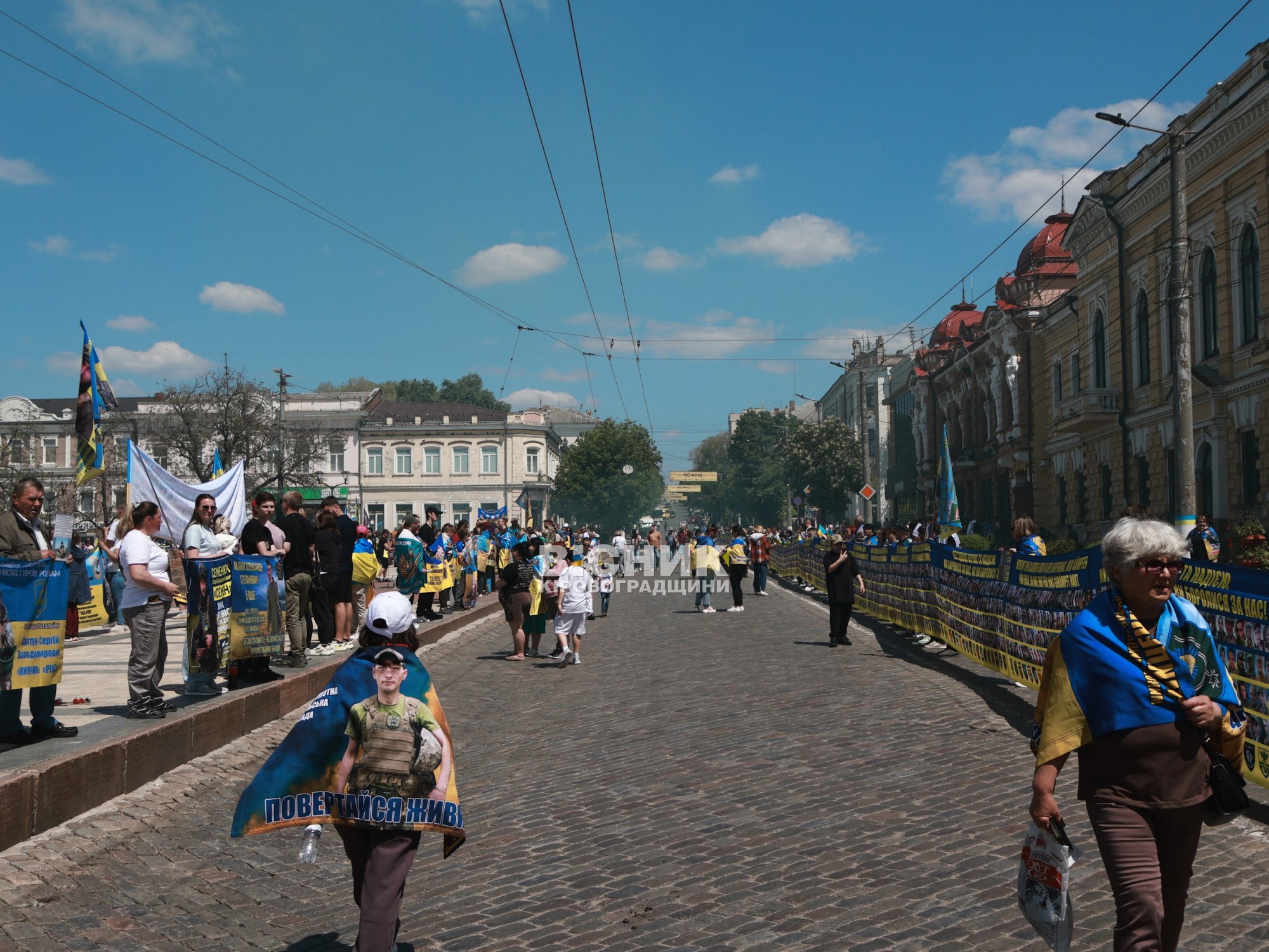 У Кропивницькому розгорнули 380-метровий прапор із фотографіями захисників з Кіровоградщини