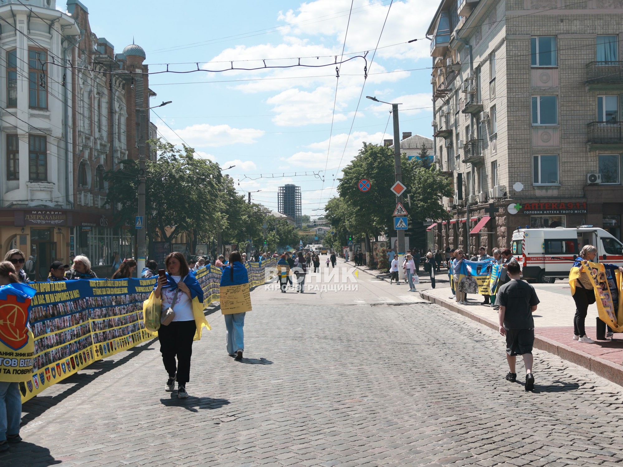 У Кропивницькому розгорнули 380-метровий прапор із фотографіями захисників з Кіровоградщини