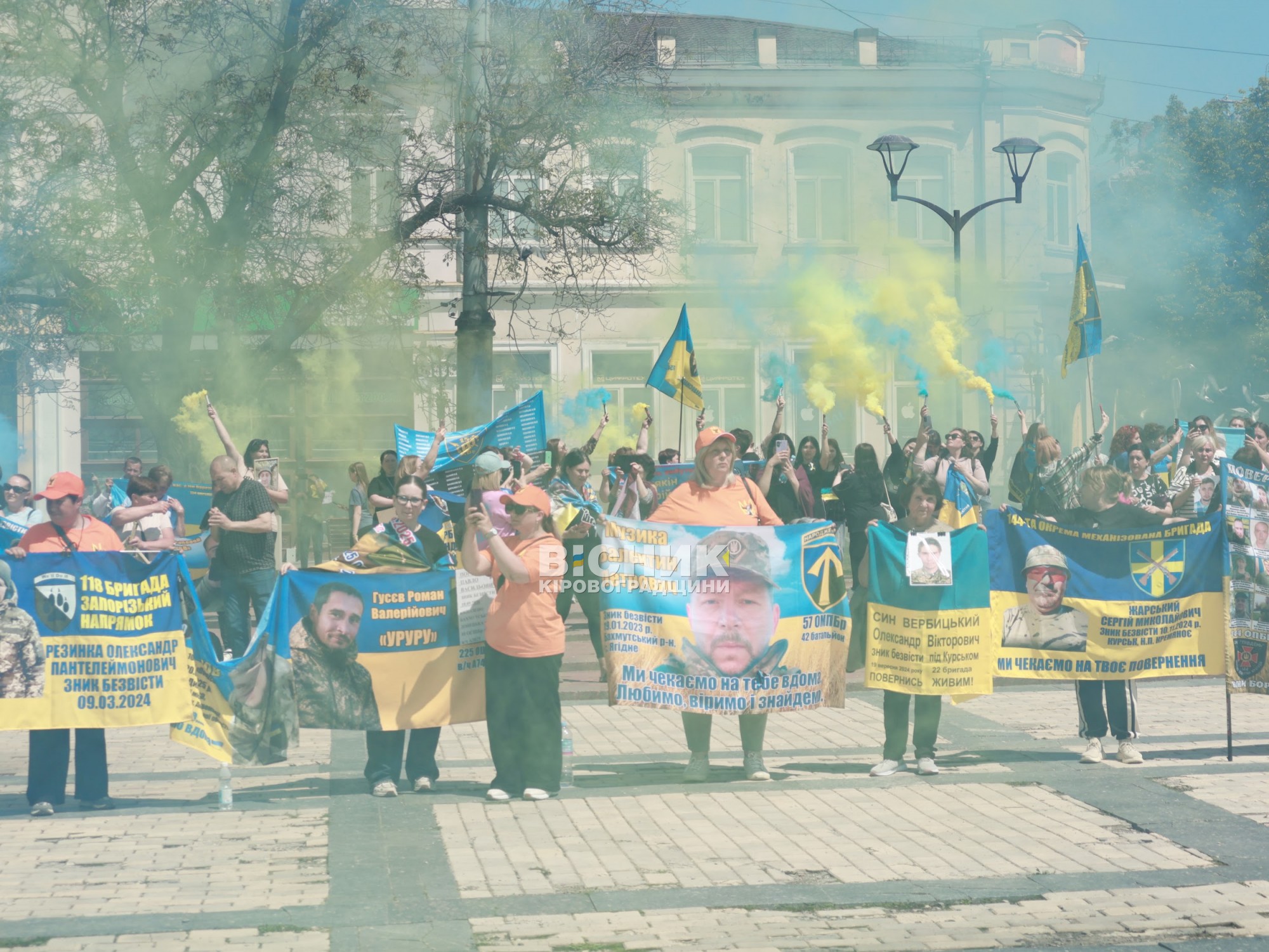 У Кропивницькому розгорнули 380-метровий прапор із фотографіями захисників з Кіровоградщини