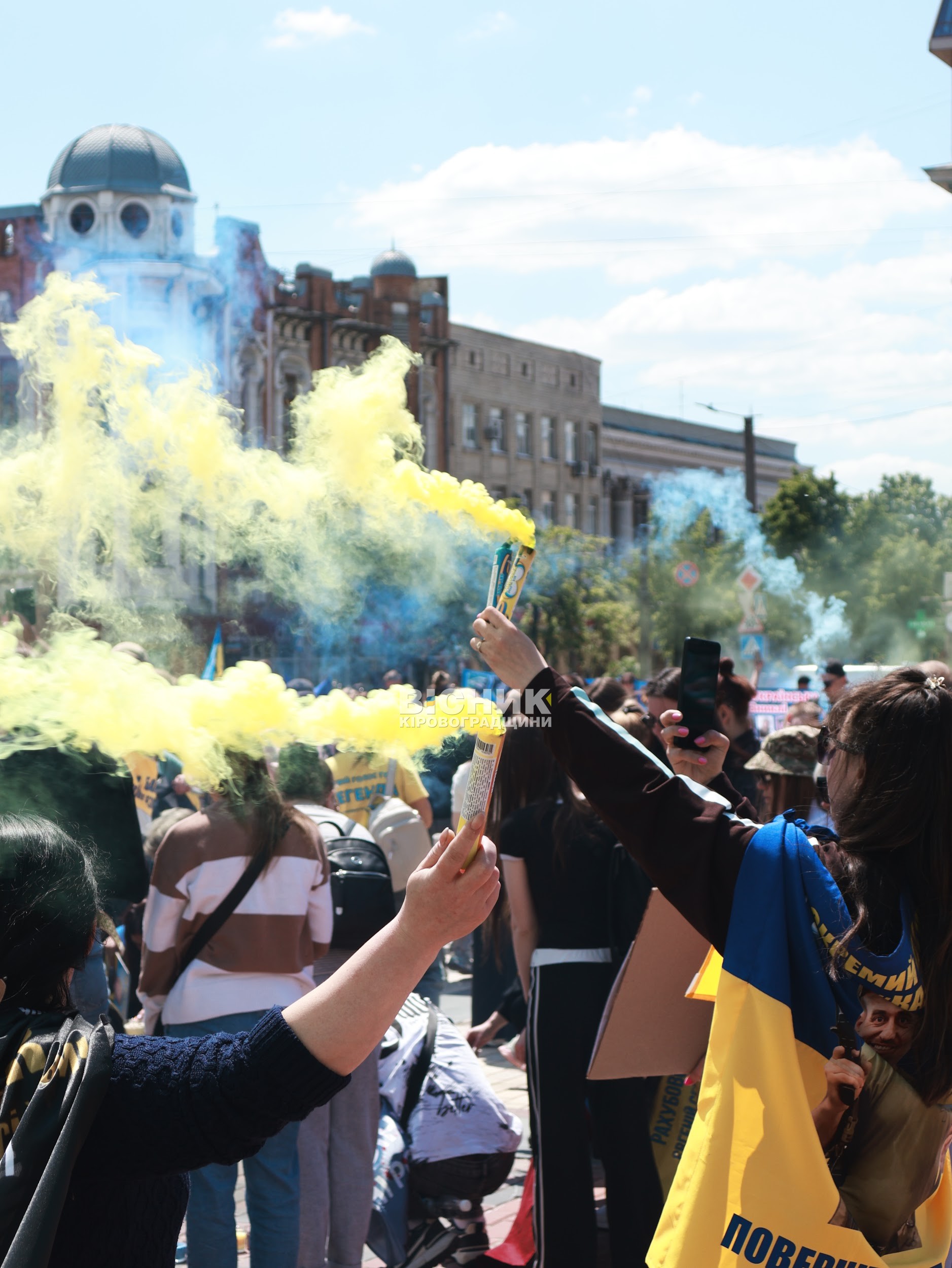 У Кропивницькому розгорнули 380-метровий прапор із фотографіями захисників з Кіровоградщини