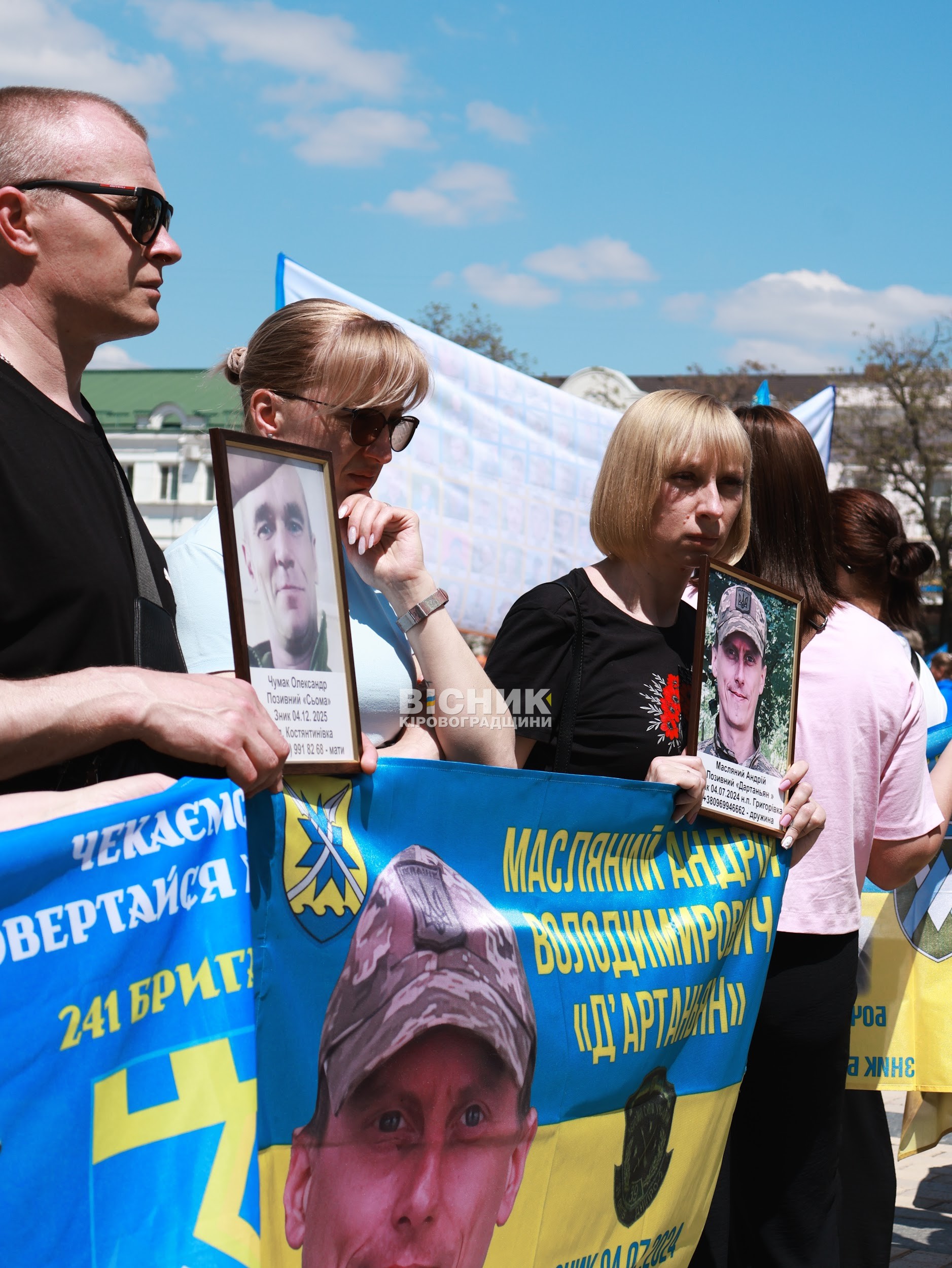 У Кропивницькому розгорнули 380-метровий прапор із фотографіями захисників з Кіровоградщини