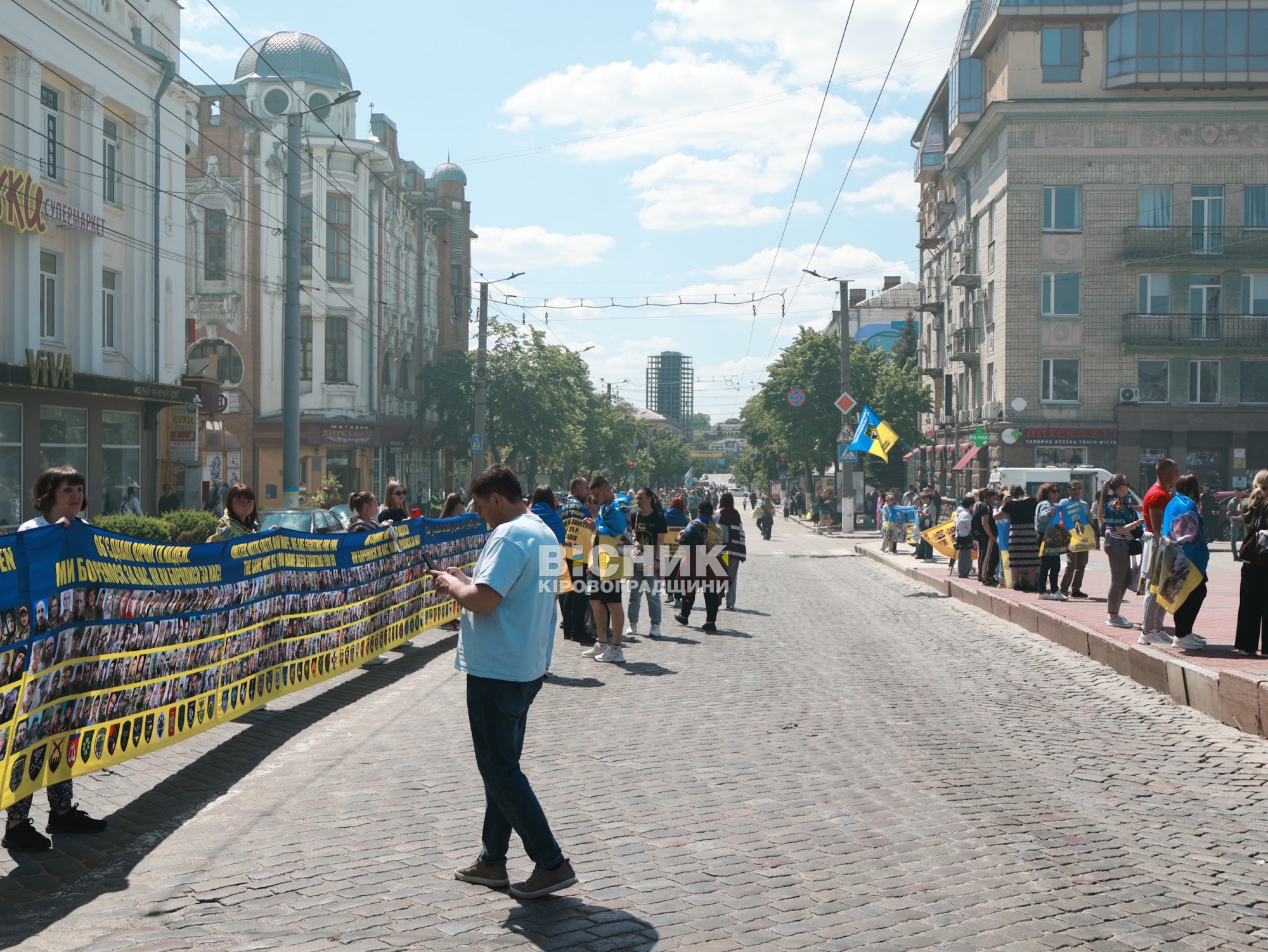 У Кропивницькому розгорнули 380-метровий прапор із фотографіями захисників з Кіровоградщини