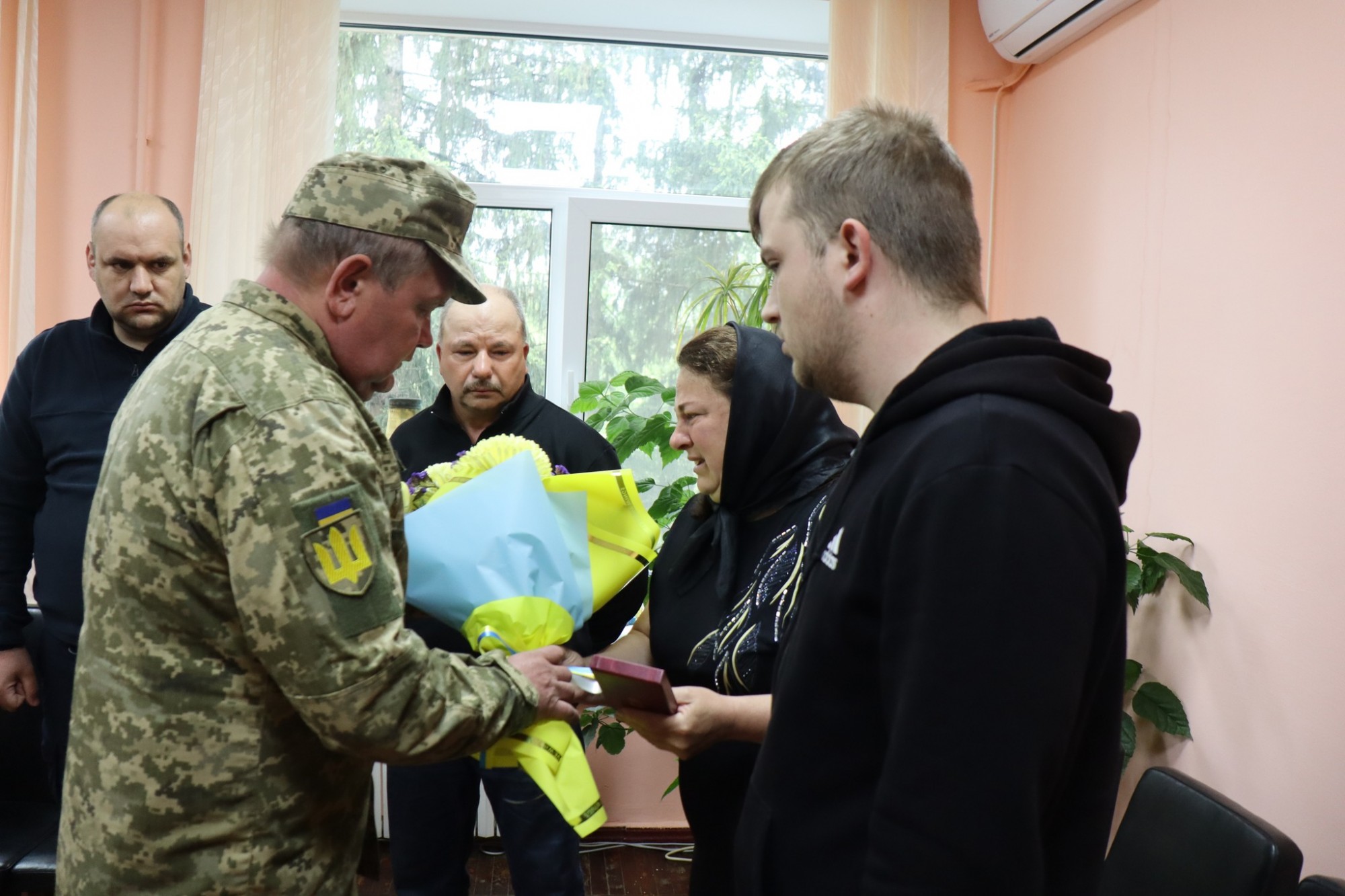 В Онуфріївці родині загиблого захисника Владислава Шарлая вручили орден «За мужність»