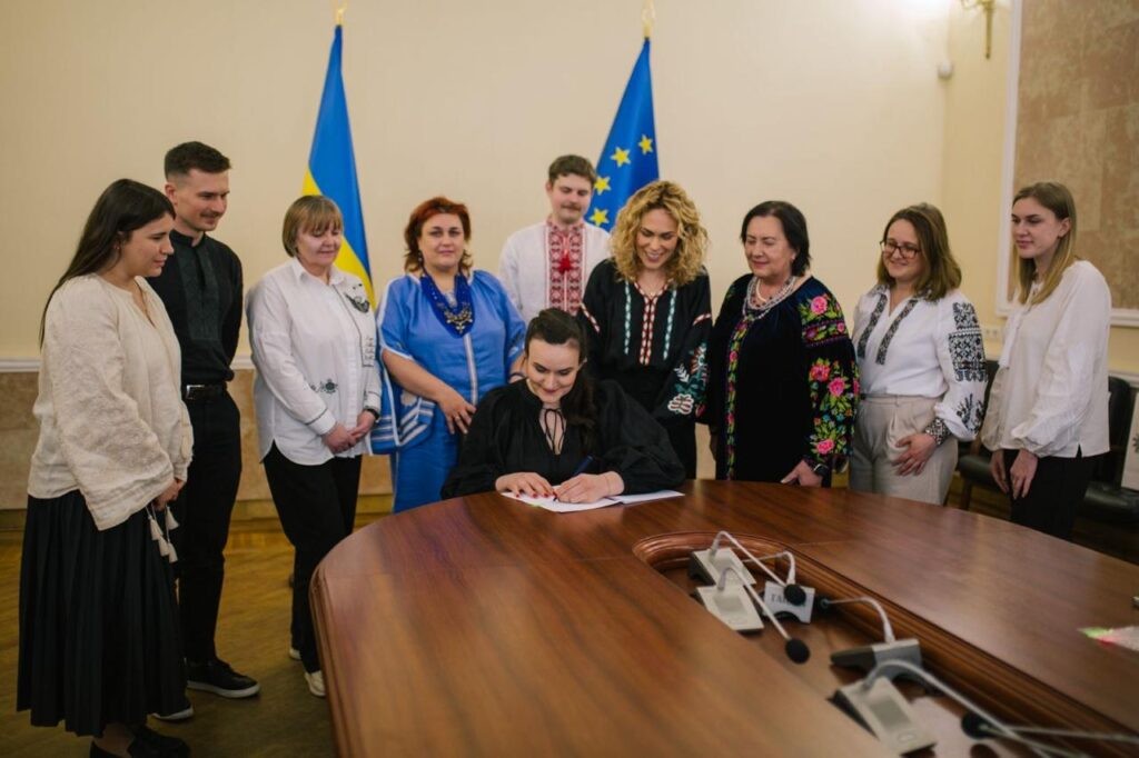Вишиванку подали до нематеріальної спадщини ЮНЕСКО Вишиванку подали до нематеріальної спадщини ЮНЕСКО